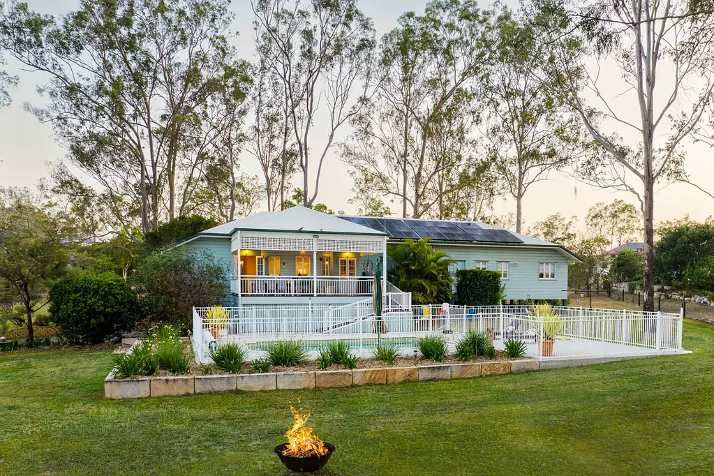 Karalee 4 Slaapkamer A Grand Family Retreat with Timeless Elegance & Modern Comforts