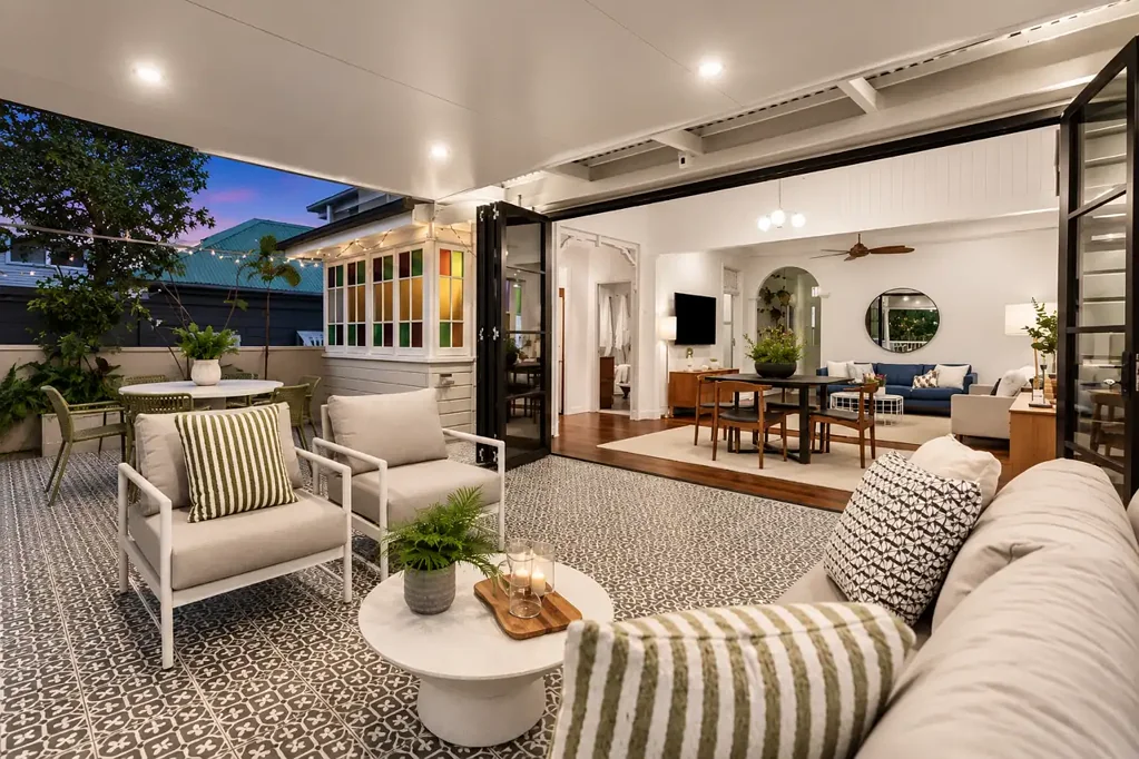 East Brisbane 3कमरा A Rare Elevated & Renovated Residence with Sweeping City Views