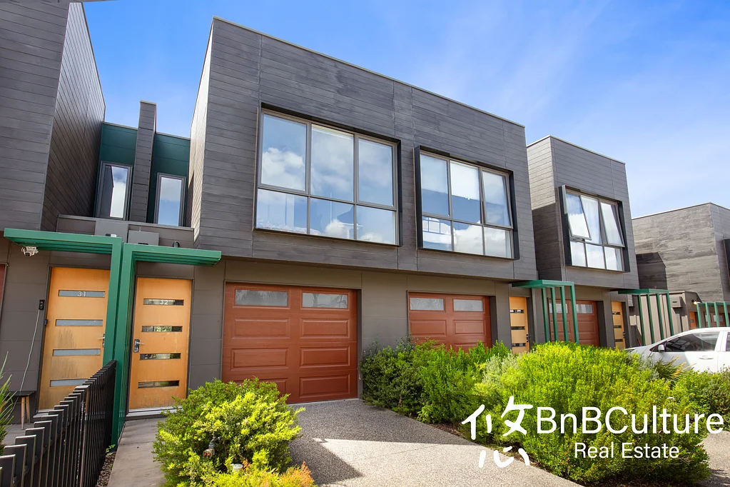 Hadfield 3 Bedroom Spacious and Modern 3-Bedroom Townhouse in a Prime Hadfield Location