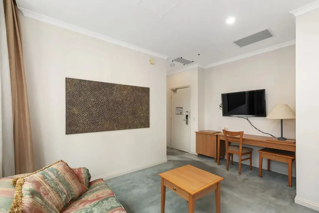 FULLY FURNISHED ONE BEDROOM PLUS CARPARK IN EXCELLENT LOCATION!