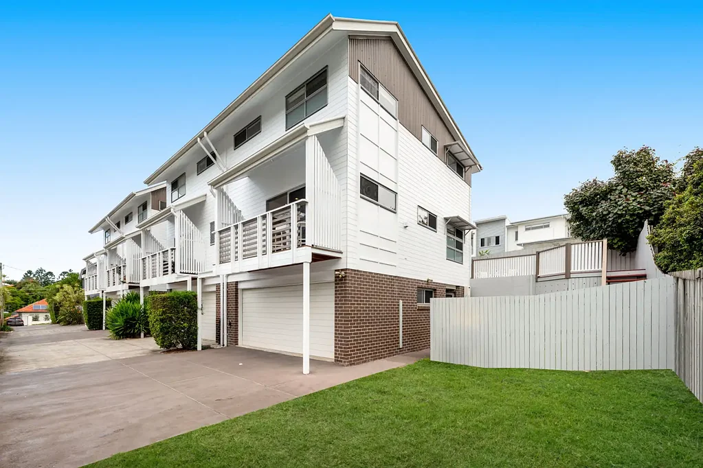 Greenslopes 3房 比例优越庭院 双车位车库 主卧带衣帽间独立卫浴 东北朝向采光佳 学区房 步行商圈医院 Family flow, standout space & light – Bright NE corner setting, generous yard – HP & Cav Rd catchments