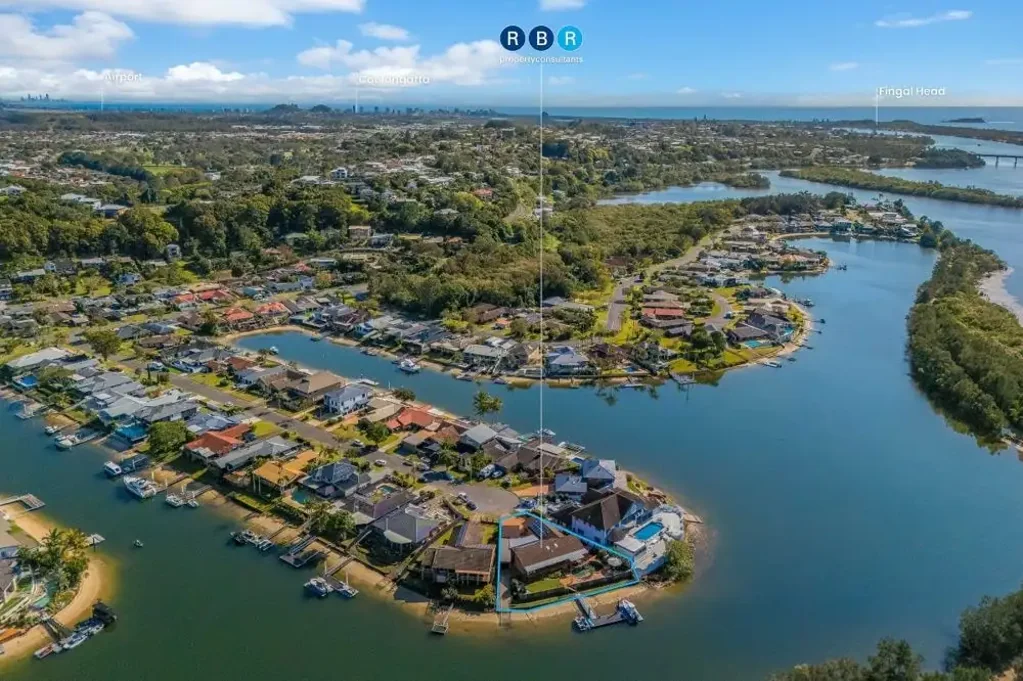 Banora Point 4Kwarto Expansive Family Home on a Rare 1,129mÂ² Waterfront Block with Unrivalled 40m Frontage