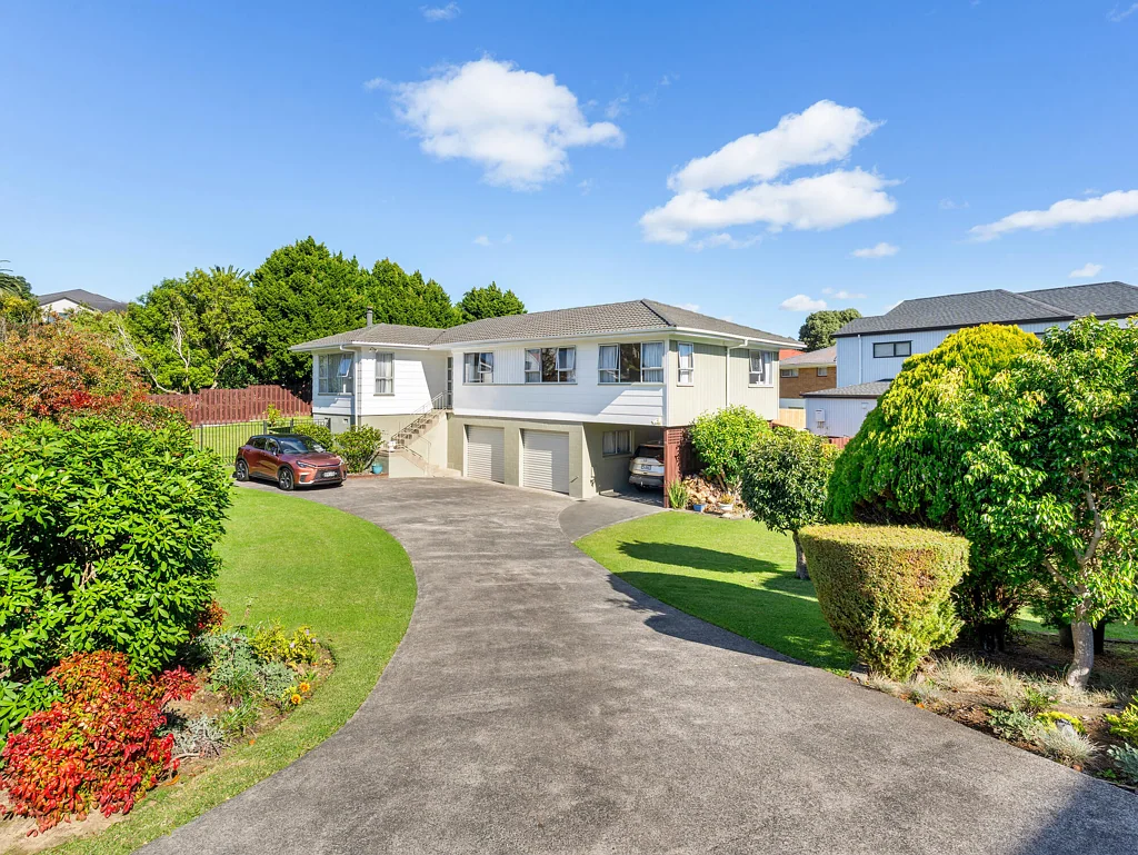 Bucklands Beach 4 Bedroom Spacious family home on 829sqm - Macleans zone