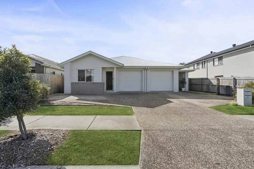Pimpama 6ห้องนอน Duplex Pair.....This is a must for any astute Investor!!!!