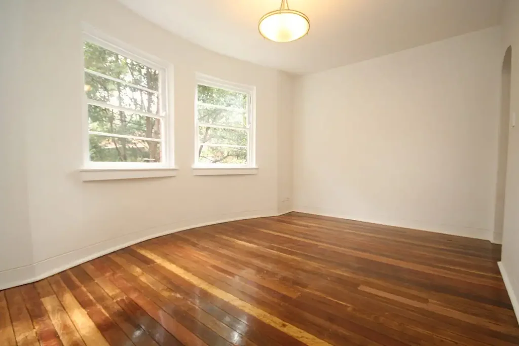 Spacious 2 bedroom unit in great location