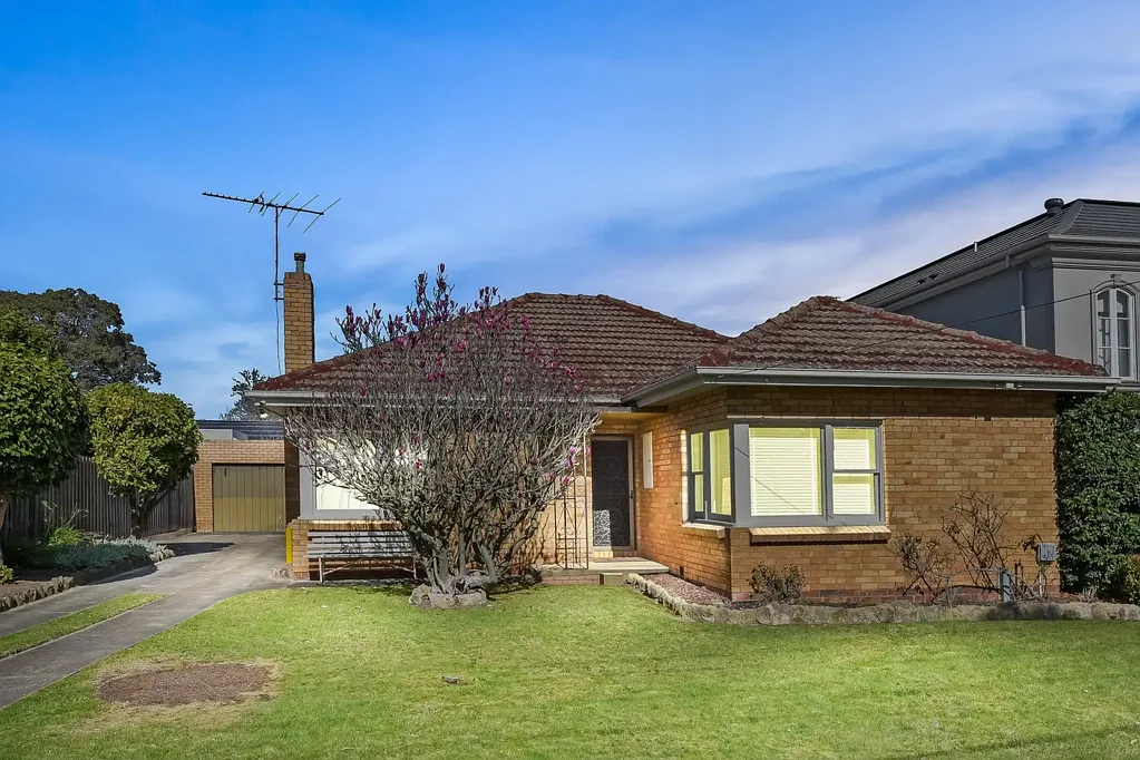 Mount Waverley 3房 黄金地段，潜力无限 Prime, Central Location with Endless Potential