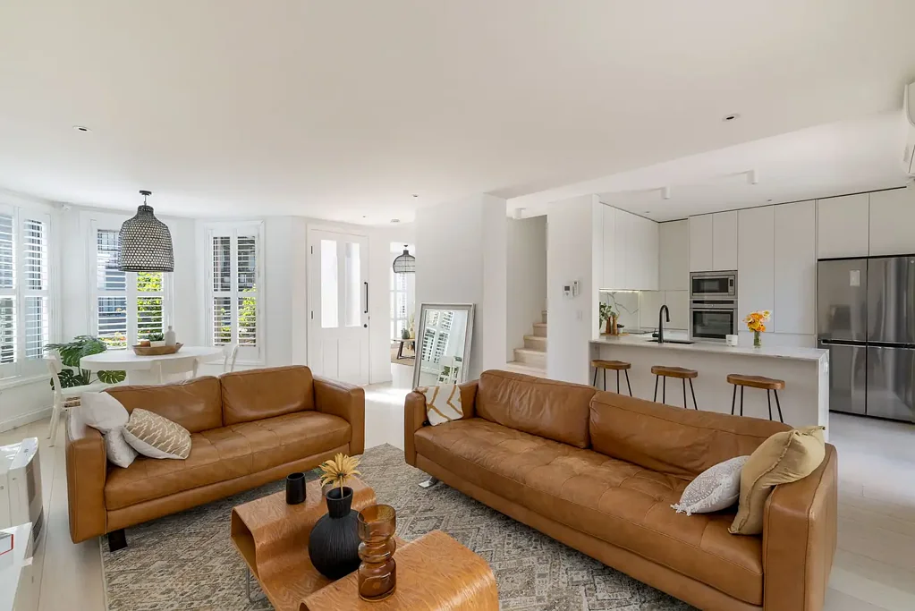 Balmain 3Kwarto Sophisticated Torrens Title home with resort access