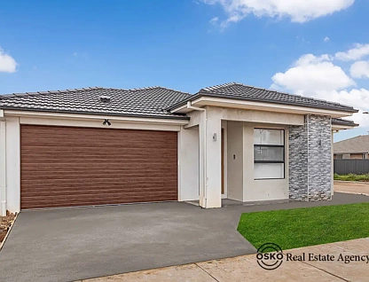 72 Buckingham Boulevard, Strathtulloh, North West Melbourne, 4 chambres, 2 salles de bain, House