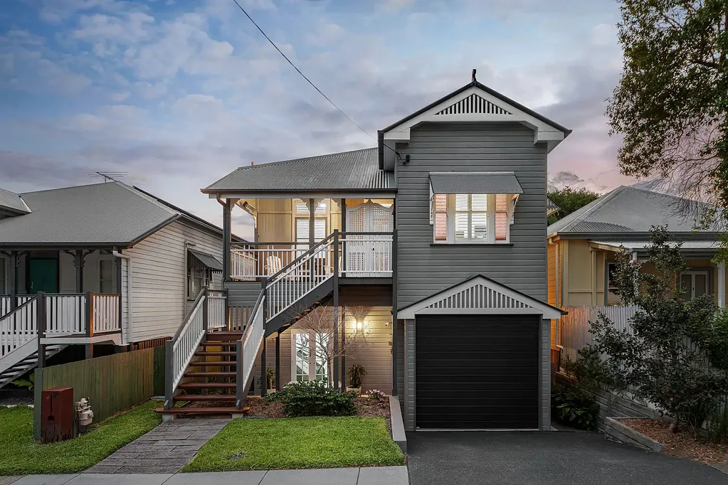 East Brisbane 5房 经典魅力立面 344㎡宅地 抛光硬木地板 高3.4米石膏天花 法式门窗明亮通风 豪华厨房主套房步入式衣帽间 灵活双居住潜力 东布里斯班便捷生活 Stylish, Spacious, and Move-In Ready