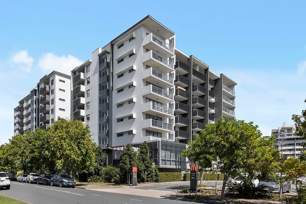 Chermside 1房 步行可达Westfield  全新铺设人字拼  大卧室带双衣柜  巨大套内浴室  宽敞客厅餐厅  大阳台迎微风  停车位  全屋空调 Spacious, Modern 1-Bed Apartment in Chermside!