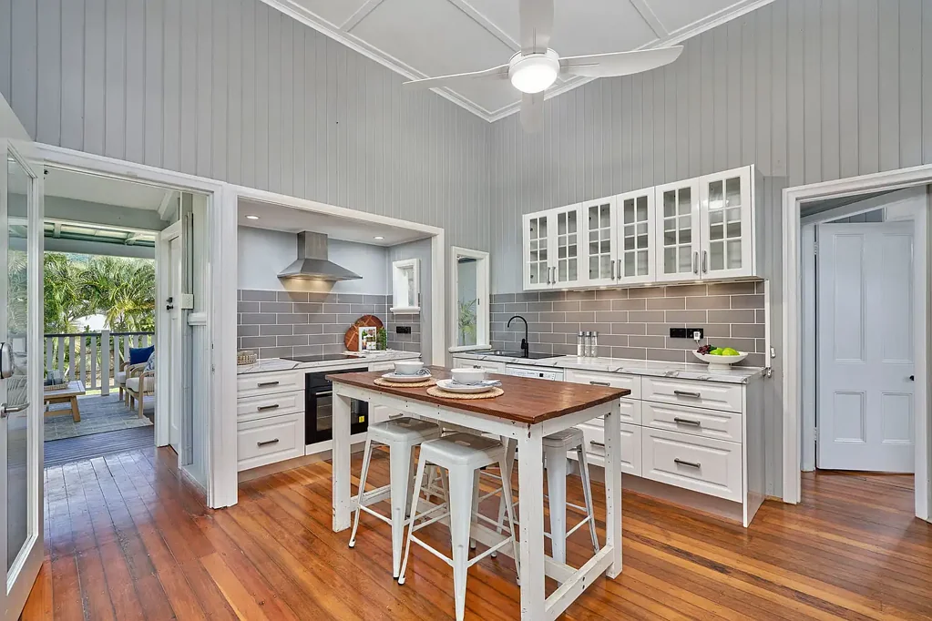 Mooroobool 3部屋 Classic Queenslander Charm on a Huge 809m² Block