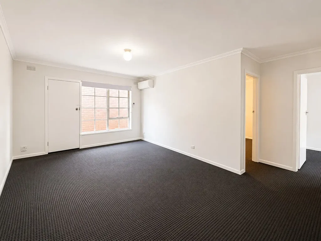 Refurbished Unit in Prime Clayton South Location – Walk to Westall Station