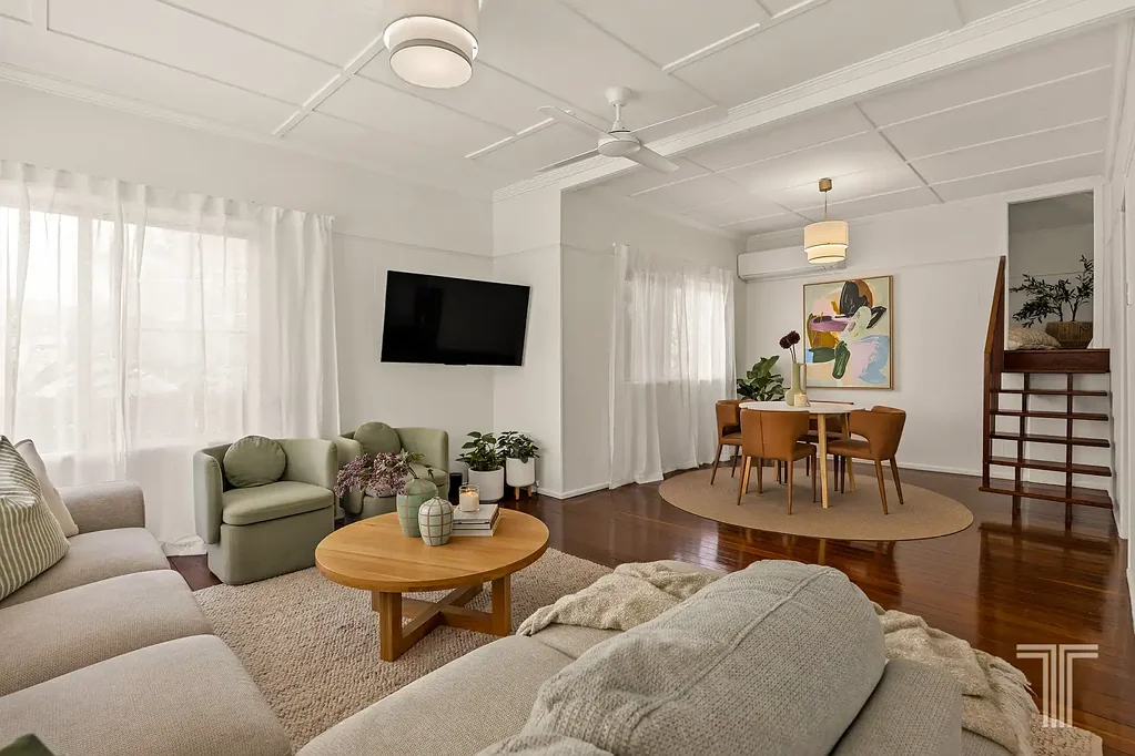 Holland Park 3 Slaapkamer Beautifully Kept, Deeply Loved and Ready for What Comes Next