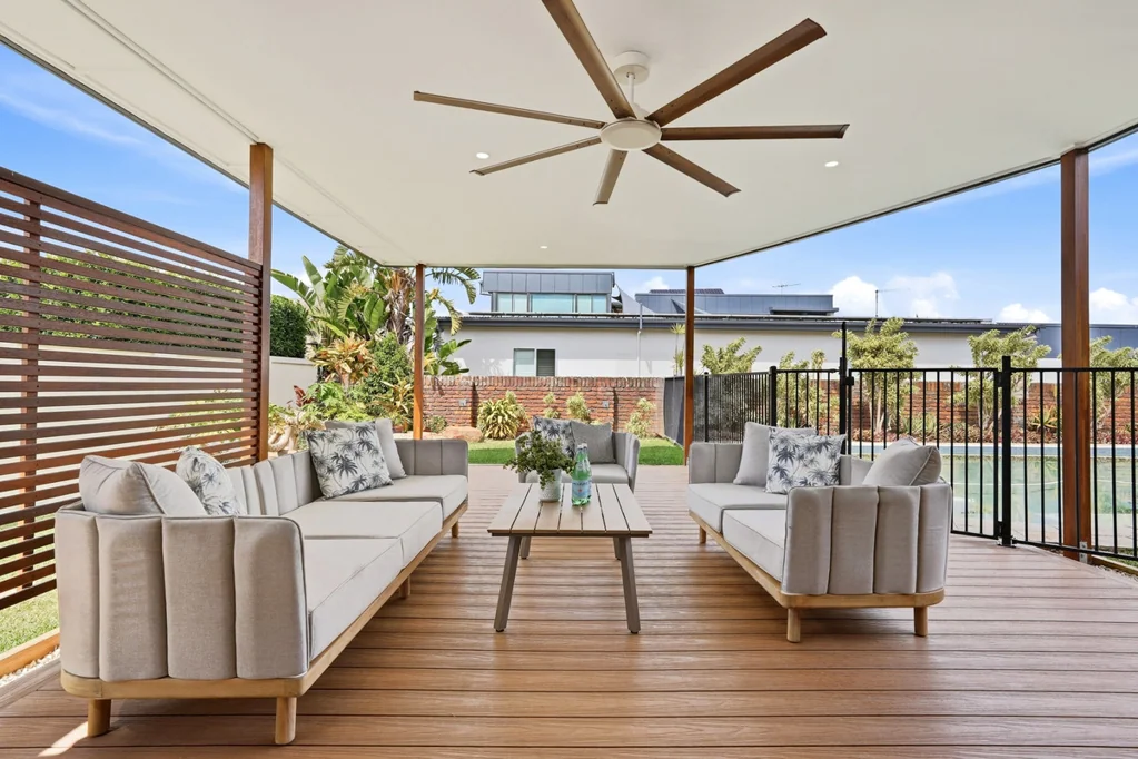 Robertson 4બેડરૂમ An Entertainer’s Dream on 820sqm in One of Robertson's Most Tightly Held Streets