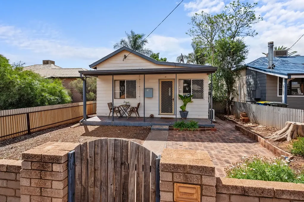 Charming Cottage in Prime Location!