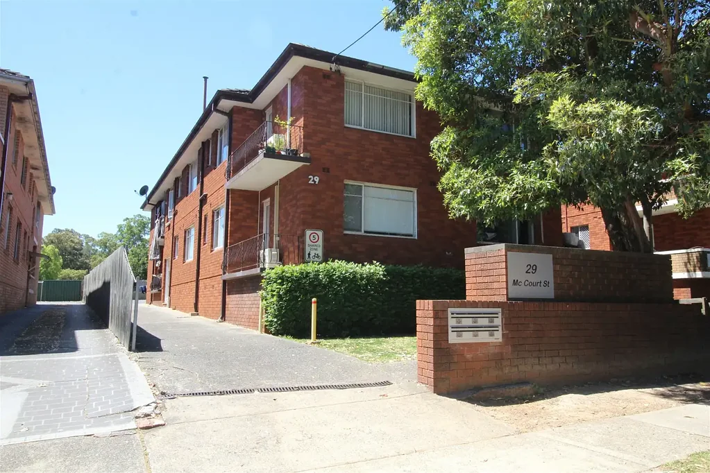 NEAT TOP FLOOR UNIT IN PRIME LOCATION