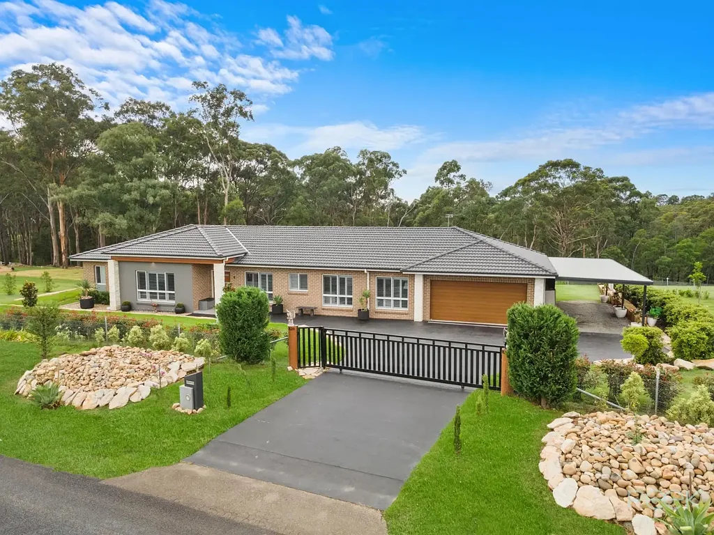 Kurrajong 4 Slaapkamer Luxury Architect-Designed Acreage Retreat on 10 Picturesque Acres with Mountain Views