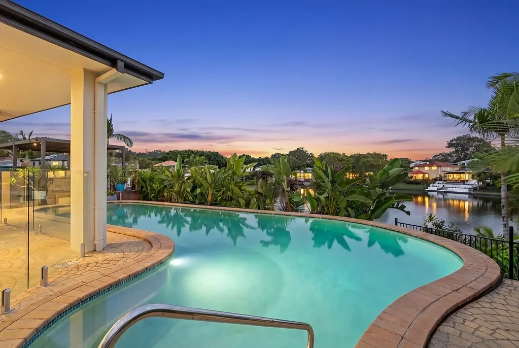 Burleigh Waters 6房  Burleigh Cove Masterpiece on Wide Water with Potential Dual Living