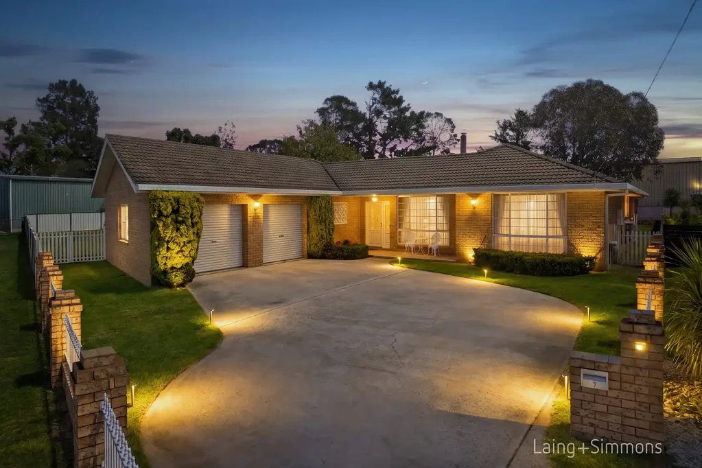 Uralla 3房  Spacious Family Living on 1,686m² with Exceptional Shed Space