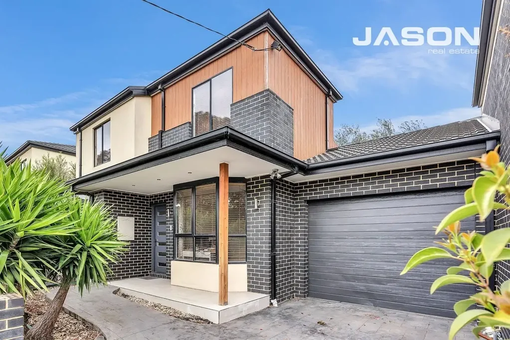 GORGEOUS TOWNHOUSE IN HEART OF TULLAMARINE
