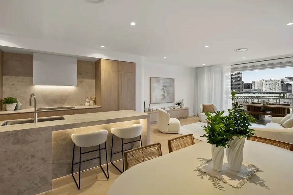 Bowen Hills 4房 建筑师设计 4卧宽敞 3车位车库 双起居区 高端厨房 V-ZUG电器 石灰石台面 遮盖露台 室内木地板 市中心生活 Hillview Collection X Newstead Precinct
