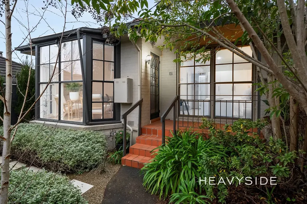 Kew 2Moenga Spacious 1980 Villa Unit | Quietly Set Back and Filled with Light