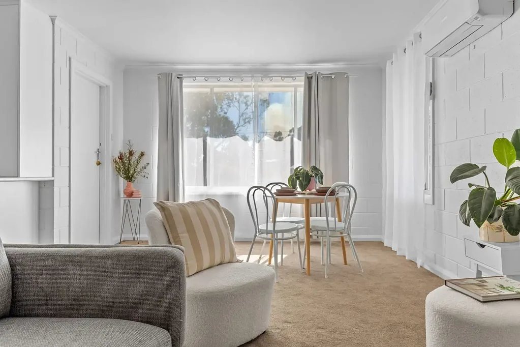 Ravenswood 2ਬੈੱਡਰੂਮ Freshly Renovated & Move-In Ready – Two Modern Units