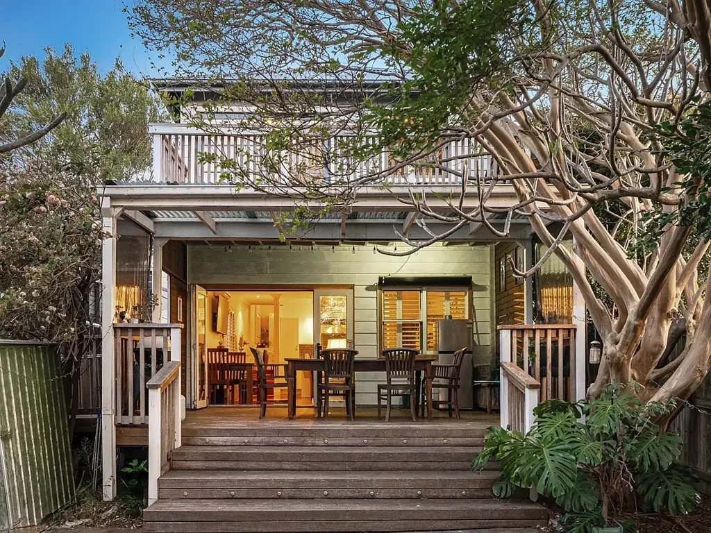 Carlton 4房 经典工人小屋改造 光线充足 开放式布局 石材厨房带岛 主卧带阳台 步行可达车站公园 Charming Family Sanctuary in Prime Carlton Location