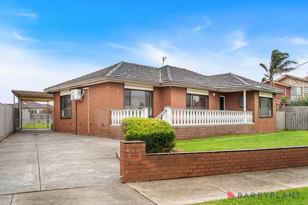 FRESHLY PAINTED SPACIOUS FAMILY 4 BEDROOM HOME IN PRIME LOCATION