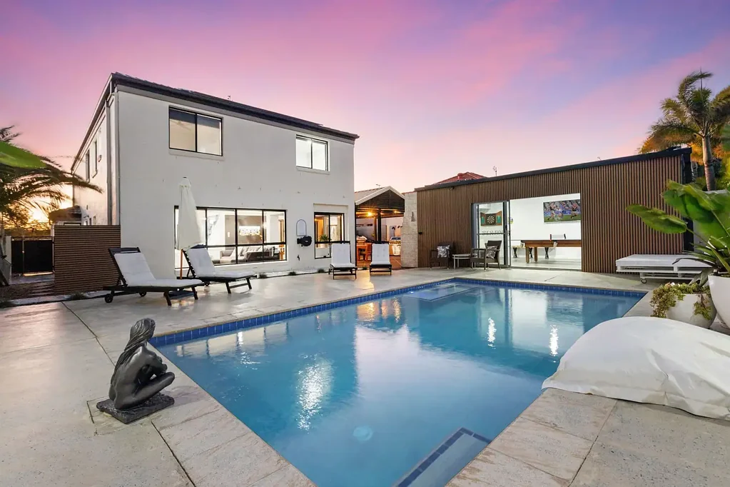 Helensvale 4ਬੈੱਡਰੂਮ Stylish Family Entertainer with Pool, Shed, & Side Access in Monterey Keys
