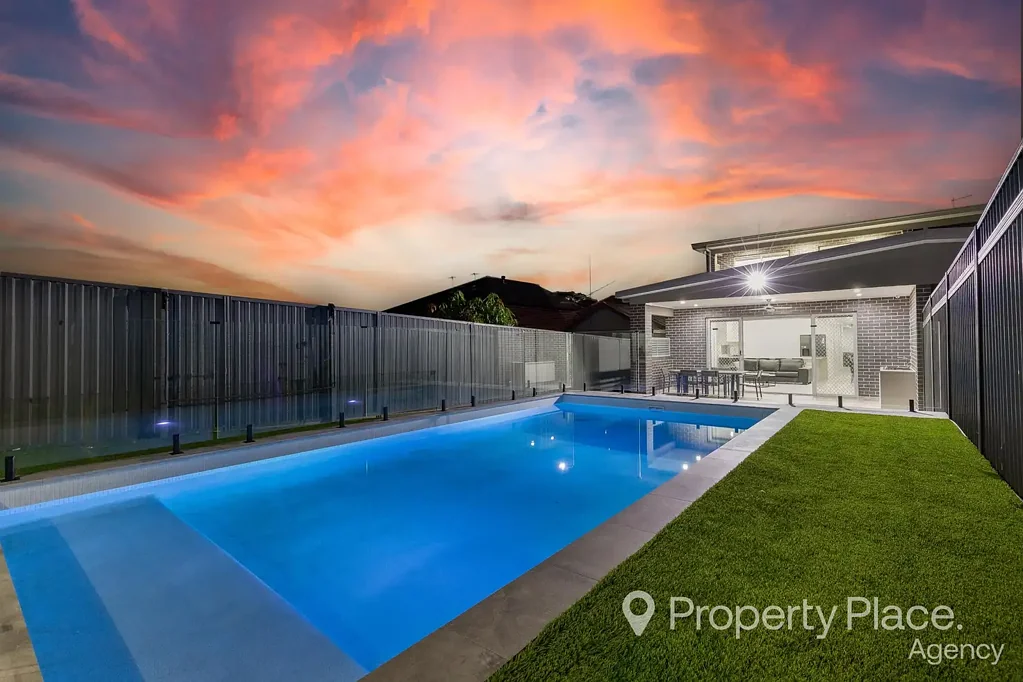Condell Park 5chambre Luxurious Full-Brick Duplex Set on Over 430m2