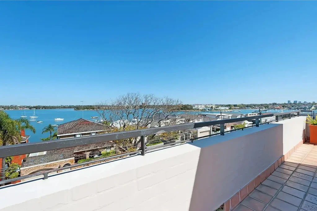 Luxury Waterfront Peninsula Living