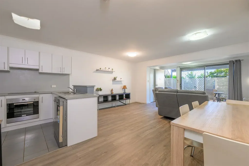 West Gladstone 1 Slaapkamer Modern, Furnished Ground Floor Unit!