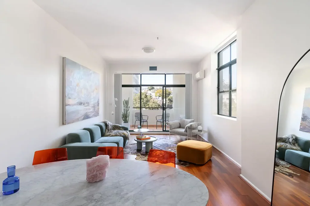 Surry Hills 2房 坐拥郁郁葱葱城市景观的仓库式公寓 Warehouse apartment with leafy urban outlooks