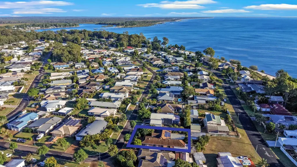 Toogoom 4房  Four Bedrooms, Multiple Living Areas & A Short Stroll To The Beach!