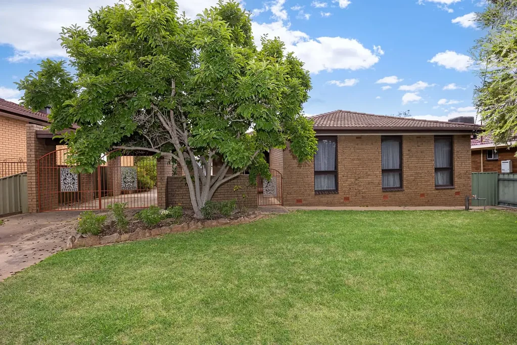 32 Temerloh Avenue, Tolland, NSW 2650