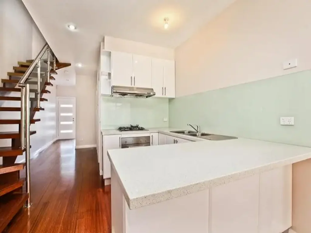 STYLISH TOWNHOUSE IN QUIET LOCALE!