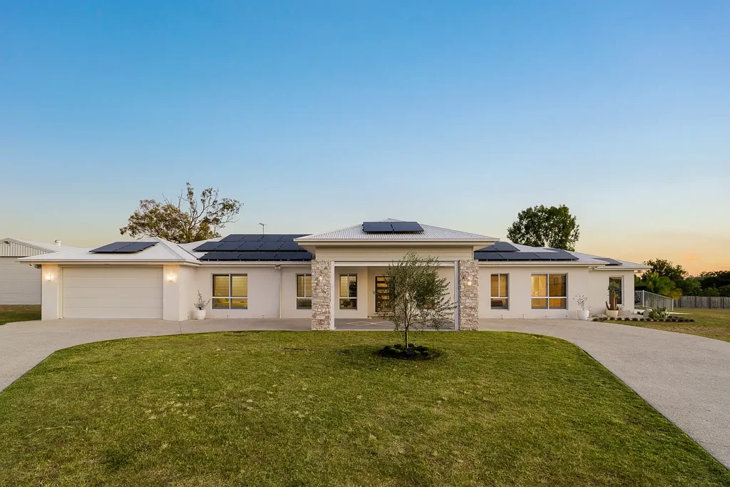 Tamborine 4部屋 Elegant Acreage Sanctuary - Refined Family Living with Resort-Style Pool, Grand Shed & Scenic Outlooks