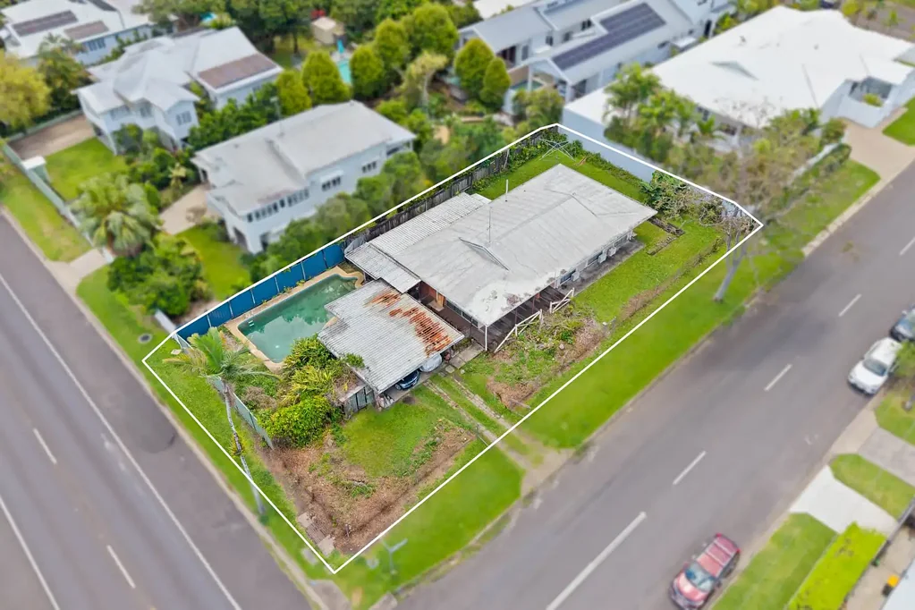 Edge Hill 4ਬੈੱਡਰੂਮ An Edge Hill Corner Block with Endless Potential