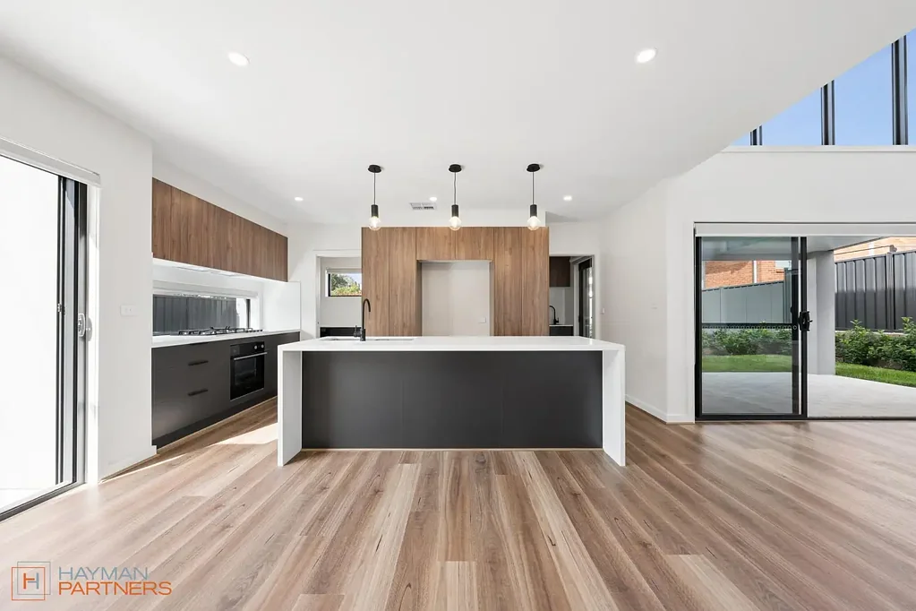 Brand New Woden Residence Soaked in Natural Light!