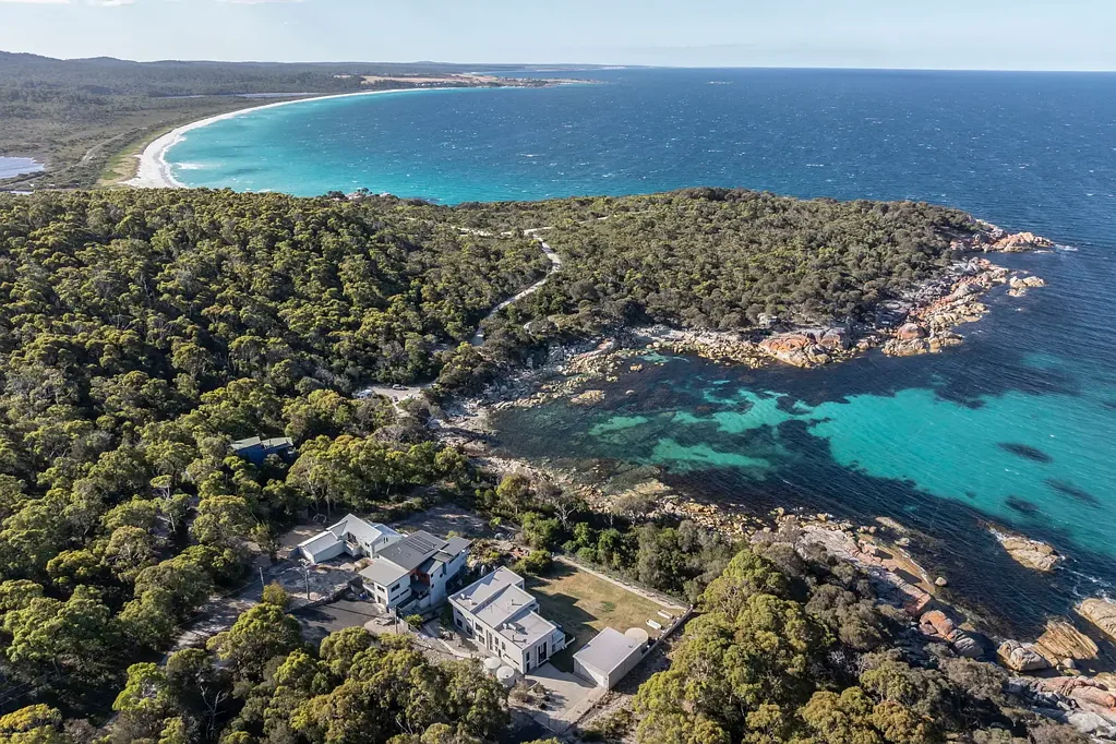 Binalong Bay 6 Bedroom "The Bay is Calling – And This Is The Spot"