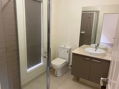 ਬਾਥਰੂਮ - 15 Muster Drive, Rockbank, VIC 3335