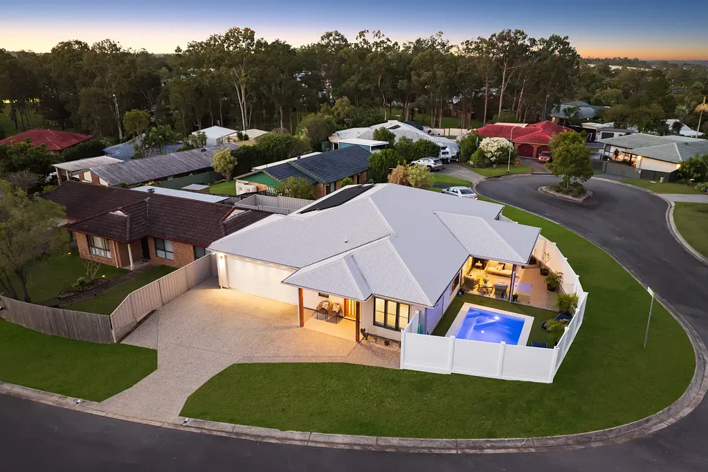 Helensvale 4Zimmer Luxury Living Redefined | Custom-Built, New Family Entertainer
