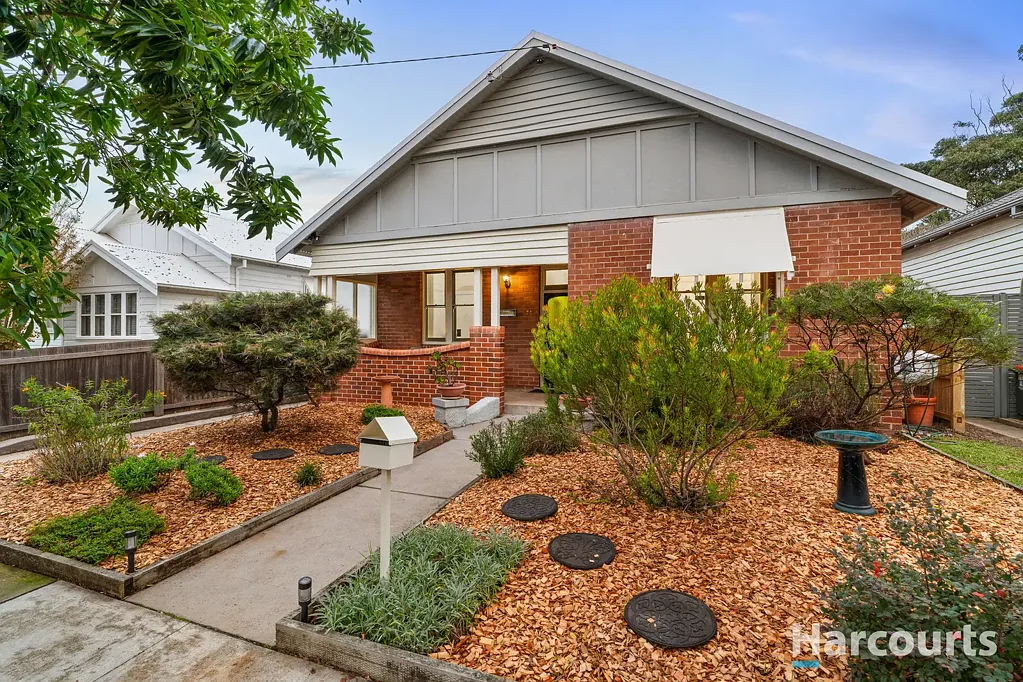 Merewether 3Moenga Gorgeous bungalow charm in private garden setting, 600m to The Junction