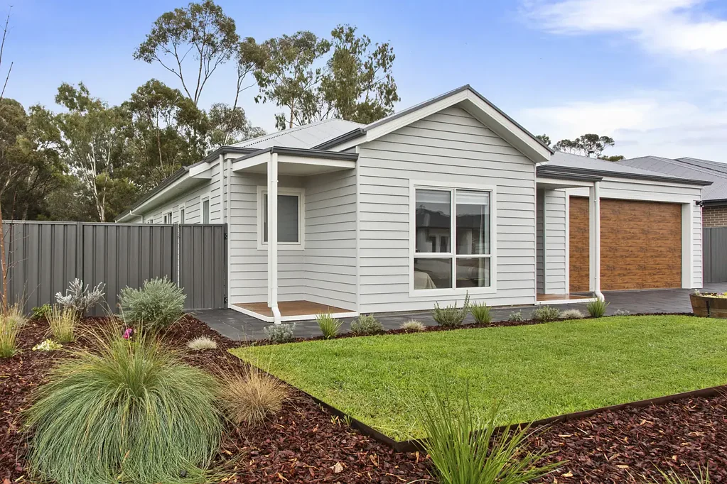 Strathalbyn 4房  Hamptons calm, country freedom; a modern retreat made to host, unwind, and exhale…