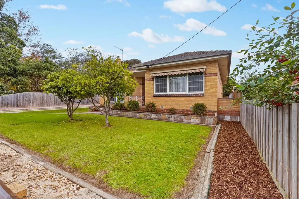 Leongatha 3房  The Brief:
36 Koonwarra Road, Leongatha – Classic 60s Charm with Modern Comforts on 764m²