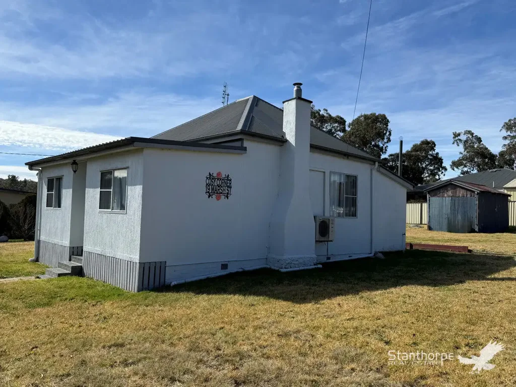Charming Renovated Cottage – Walk to Schools & Town