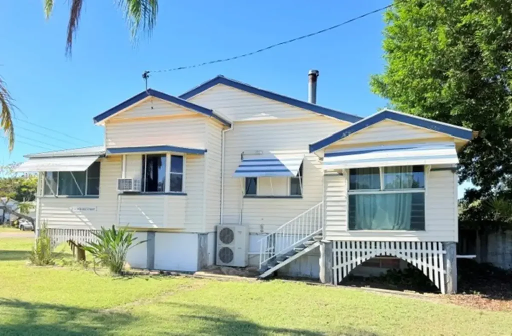 Mundubbera 5બેડરૂમ Spacious Furnished Queenslander Investment Opportunity on 1,106m² Corner Block