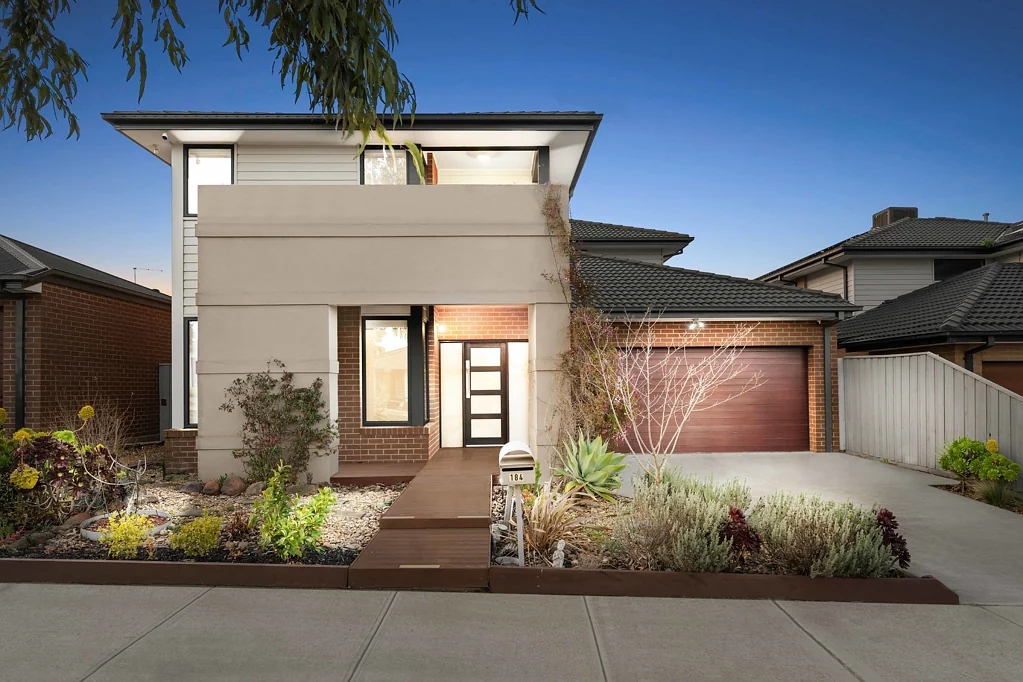 Manor Lakes 5ห้องนอน Stylish Two-Story Home with Unmatched Convenience and Tranquil Surroundings