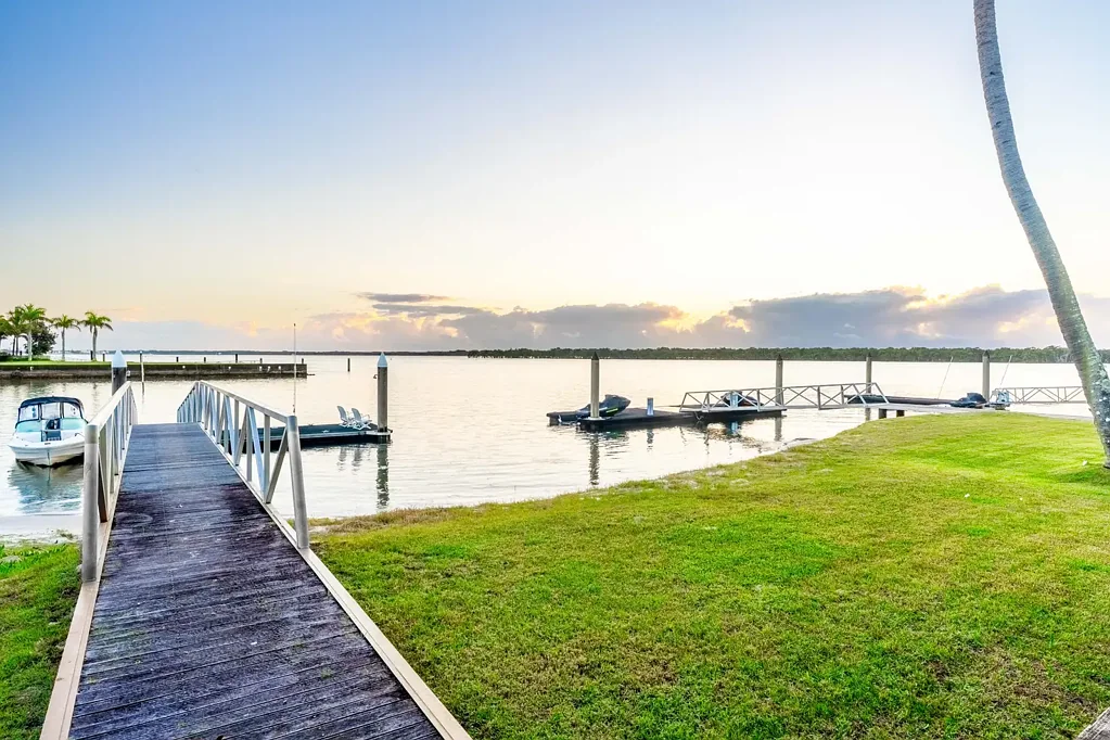 Runaway Bay 4房  Luxury Waterfront Living with Incredible Broadwater Views & Private Beach Access - Don't Miss Out!